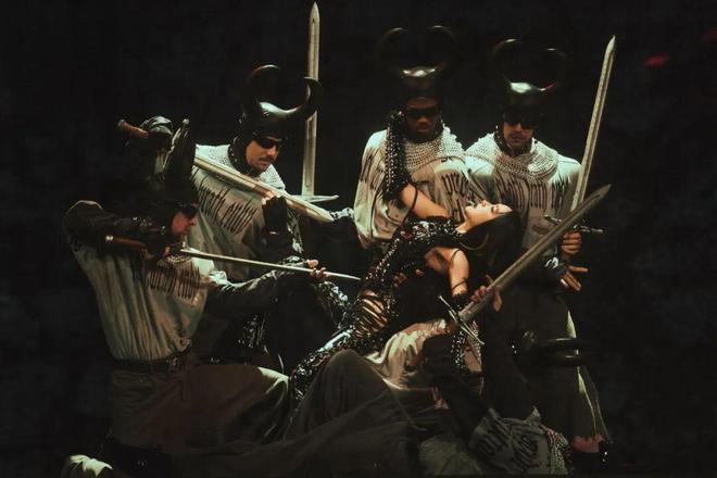 她花了9亿开了场“阴间”演唱会，被举报了，还赔了3亿？-第27张图片-旧杳电影网