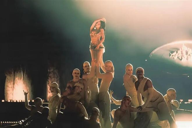 她花了9亿开了场“阴间”演唱会，被举报了，还赔了3亿？-第26张图片-旧杳电影网