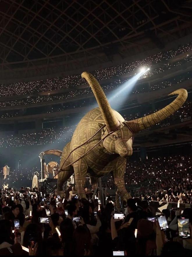 她花了9亿开了场“阴间”演唱会，被举报了，还赔了3亿？-第28张图片-旧杳电影网