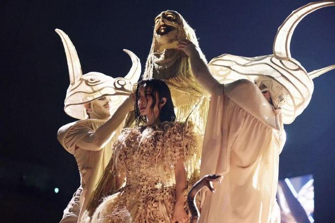 她花了9亿开了场“阴间”演唱会，被举报了，还赔了3亿？-第40张图片-旧杳电影网