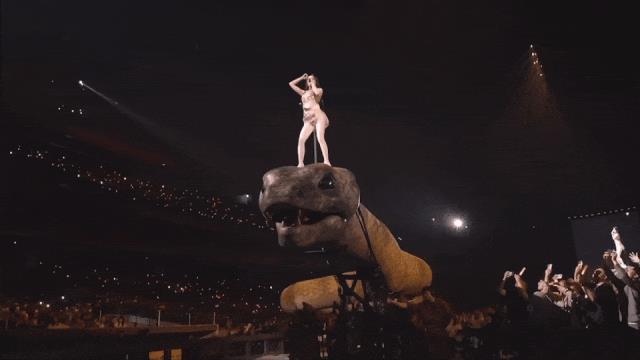 她花了9亿开了场“阴间”演唱会，被举报了，还赔了3亿？-第51张图片-旧杳电影网