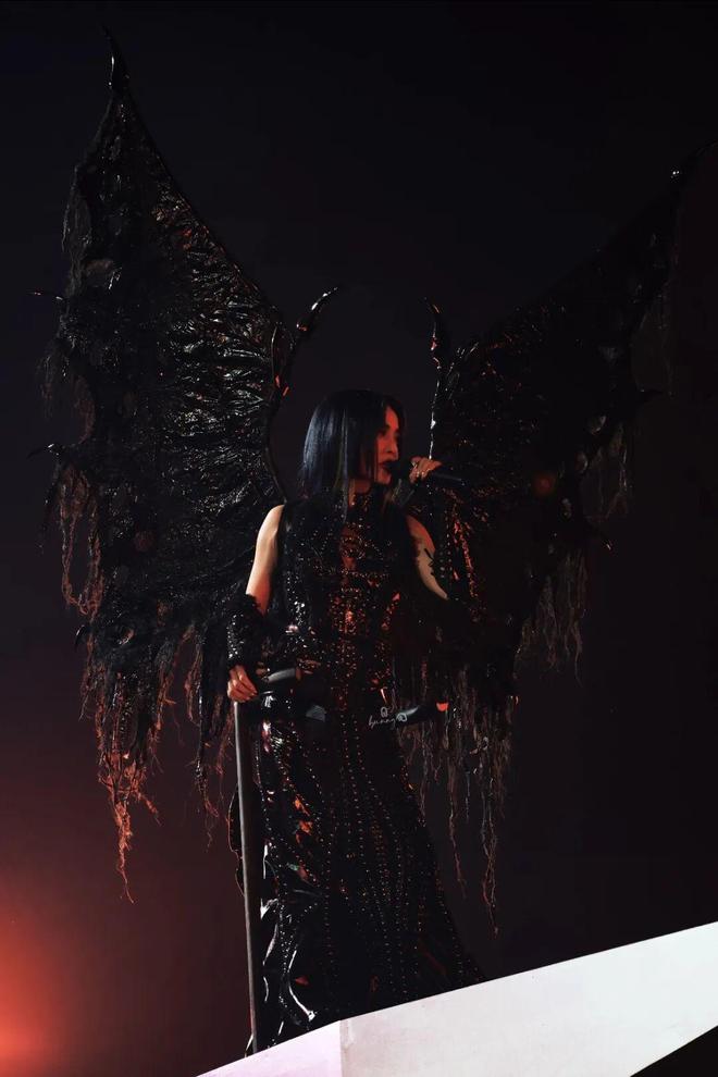 她花了9亿开了场“阴间”演唱会，被举报了，还赔了3亿？-第57张图片-旧杳电影网