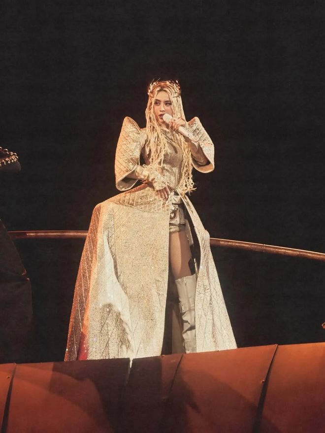 她花了9亿开了场“阴间”演唱会，被举报了，还赔了3亿？-第61张图片-旧杳电影网