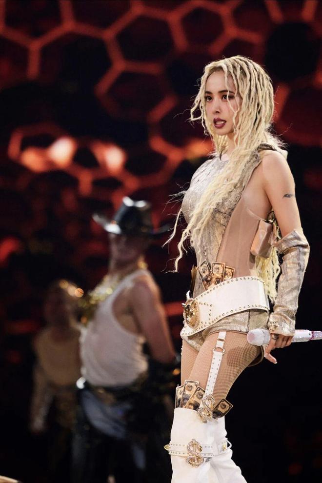 她花了9亿开了场“阴间”演唱会，被举报了，还赔了3亿？-第68张图片-旧杳电影网