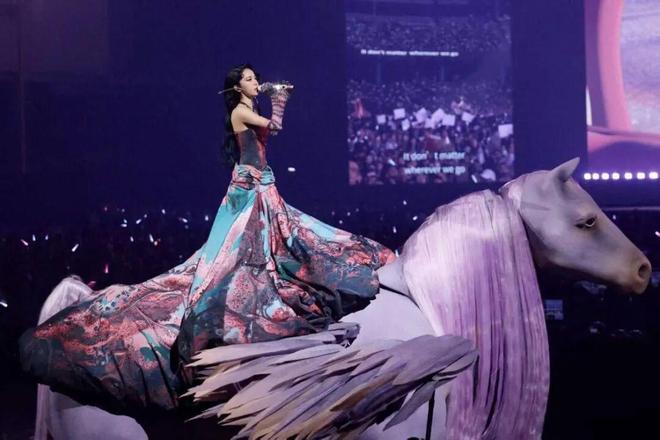 她花了9亿开了场“阴间”演唱会，被举报了，还赔了3亿？-第80张图片-旧杳电影网