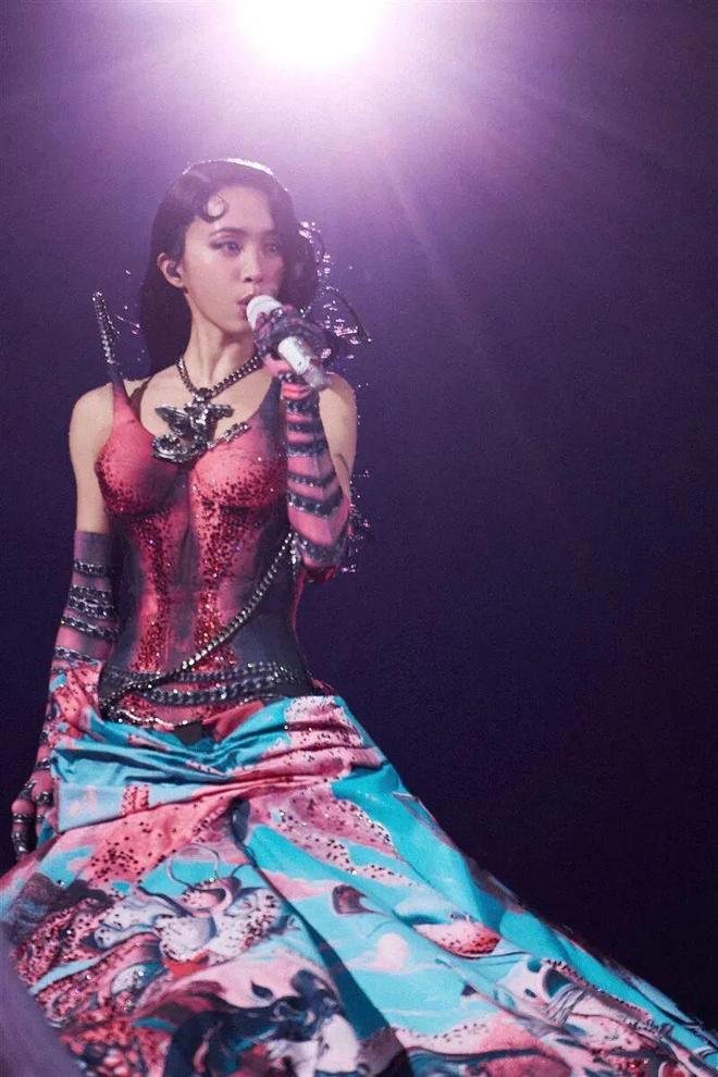 她花了9亿开了场“阴间”演唱会，被举报了，还赔了3亿？-第90张图片-旧杳电影网