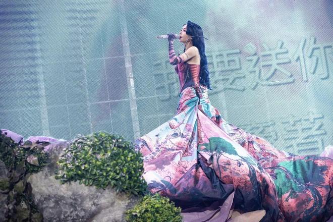 她花了9亿开了场“阴间”演唱会，被举报了，还赔了3亿？-第91张图片-旧杳电影网