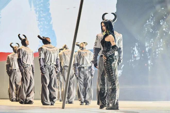 她花了9亿开了场“阴间”演唱会，被举报了，还赔了3亿？-第109张图片-旧杳电影网