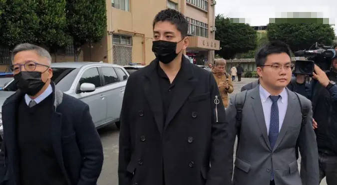 王大陆庭上自称“在当兵”引困惑！否认教唆查询个资-第1张图片-旧杳电影网