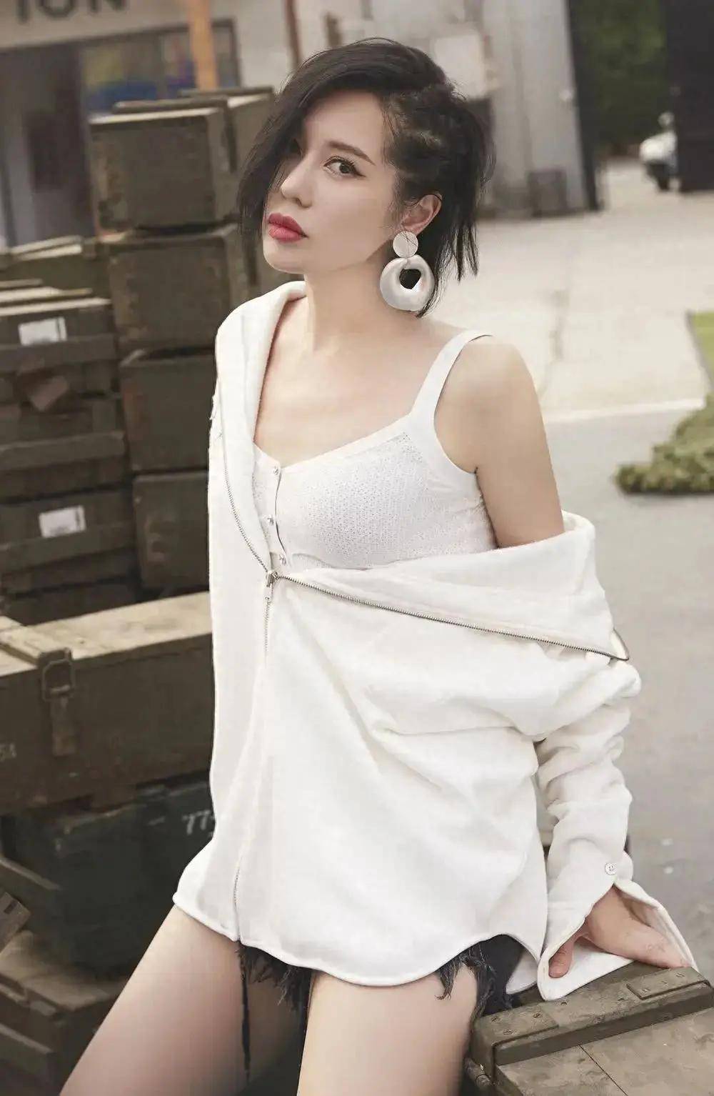 王全安也想不到,默默跟了他10年的余男,走了一条他不敢想的大道-第4张图片-旧杳电影网 王全安也想不到,默默跟了他10年的余男,走了一条他不敢想的大道-第4张图片-旧杳电影网