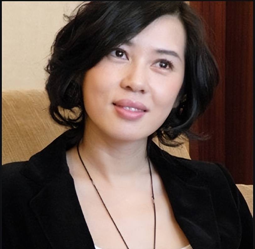 王全安也想不到,默默跟了他10年的余男,走了一条他不敢想的大道-第15张图片-旧杳电影网 王全安也想不到,默默跟了他10年的余男,走了一条他不敢想的大道-第15张图片-旧杳电影网