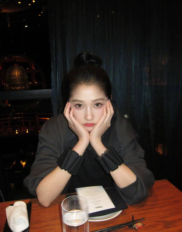 关晓彤晒日常随拍，新加坡边看风景边夜跑悠闲惬意-第3张图片-旧杳电影网