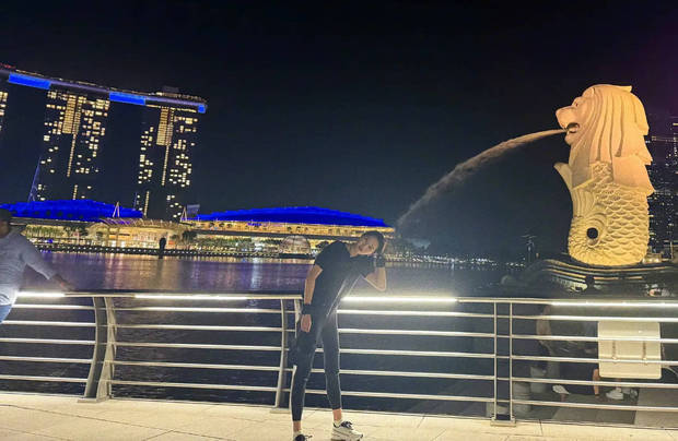 关晓彤晒日常随拍，新加坡边看风景边夜跑悠闲惬意-第1张图片-旧杳电影网