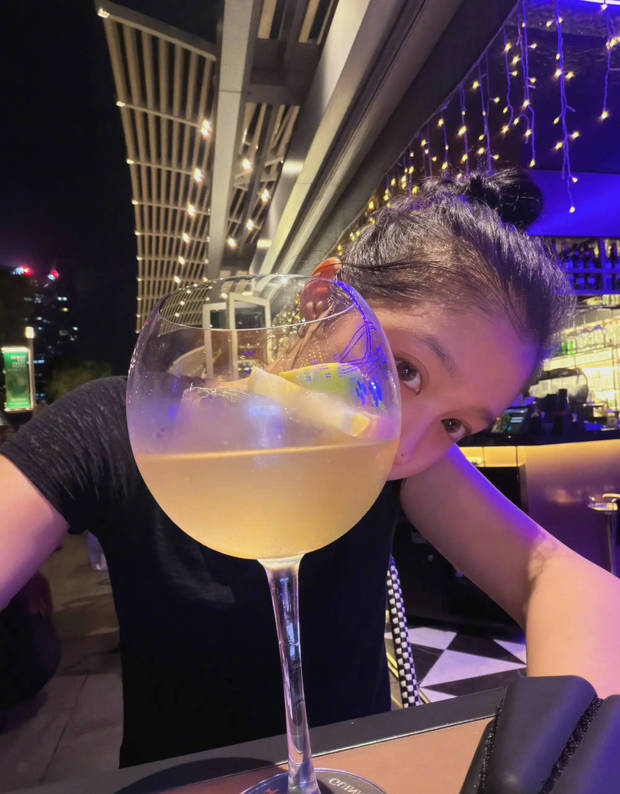 关晓彤晒日常随拍，新加坡边看风景边夜跑悠闲惬意-第2张图片-旧杳电影网