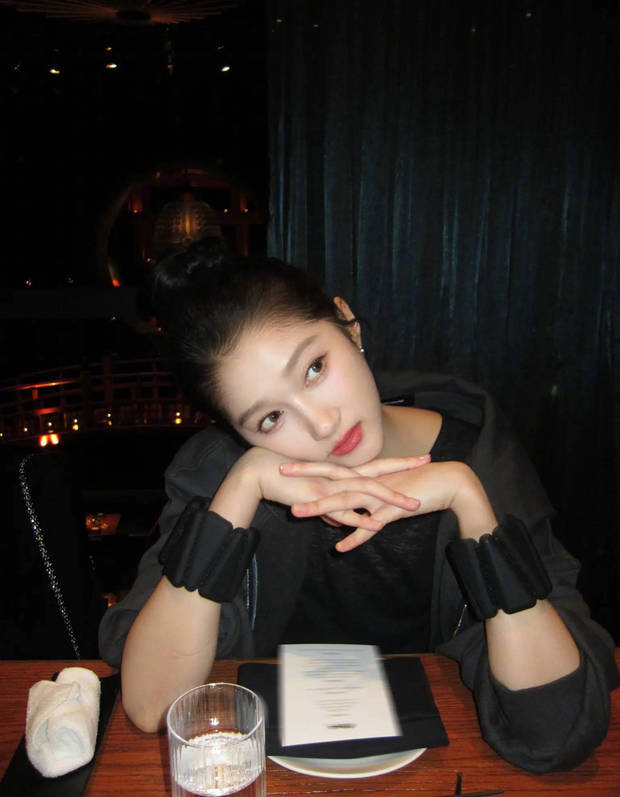 关晓彤晒日常随拍，新加坡边看风景边夜跑悠闲惬意-第4张图片-旧杳电影网