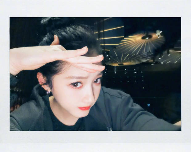 关晓彤晒日常随拍，新加坡边看风景边夜跑悠闲惬意-第7张图片-旧杳电影网