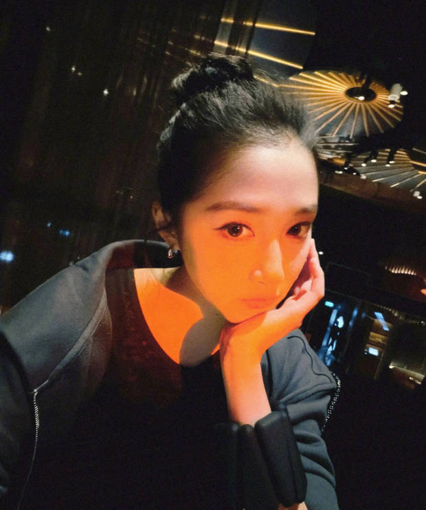 关晓彤晒日常随拍，新加坡边看风景边夜跑悠闲惬意-第6张图片-旧杳电影网