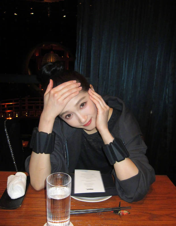 关晓彤晒日常随拍，新加坡边看风景边夜跑悠闲惬意-第5张图片-旧杳电影网