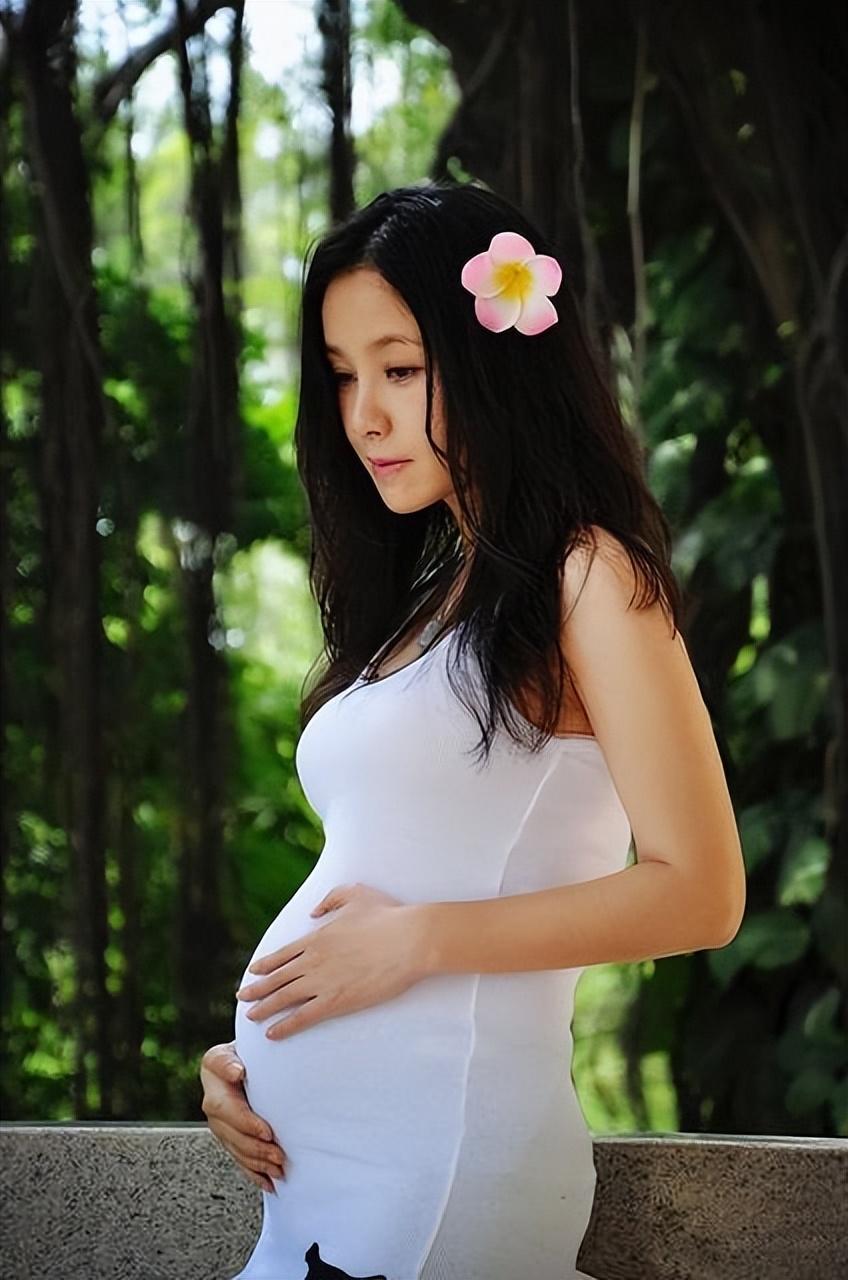 她13岁出道，大学和黄晓明是同学，嫁老师为妻，婆婆名字家喻户晓-第2张图片-旧杳电影网