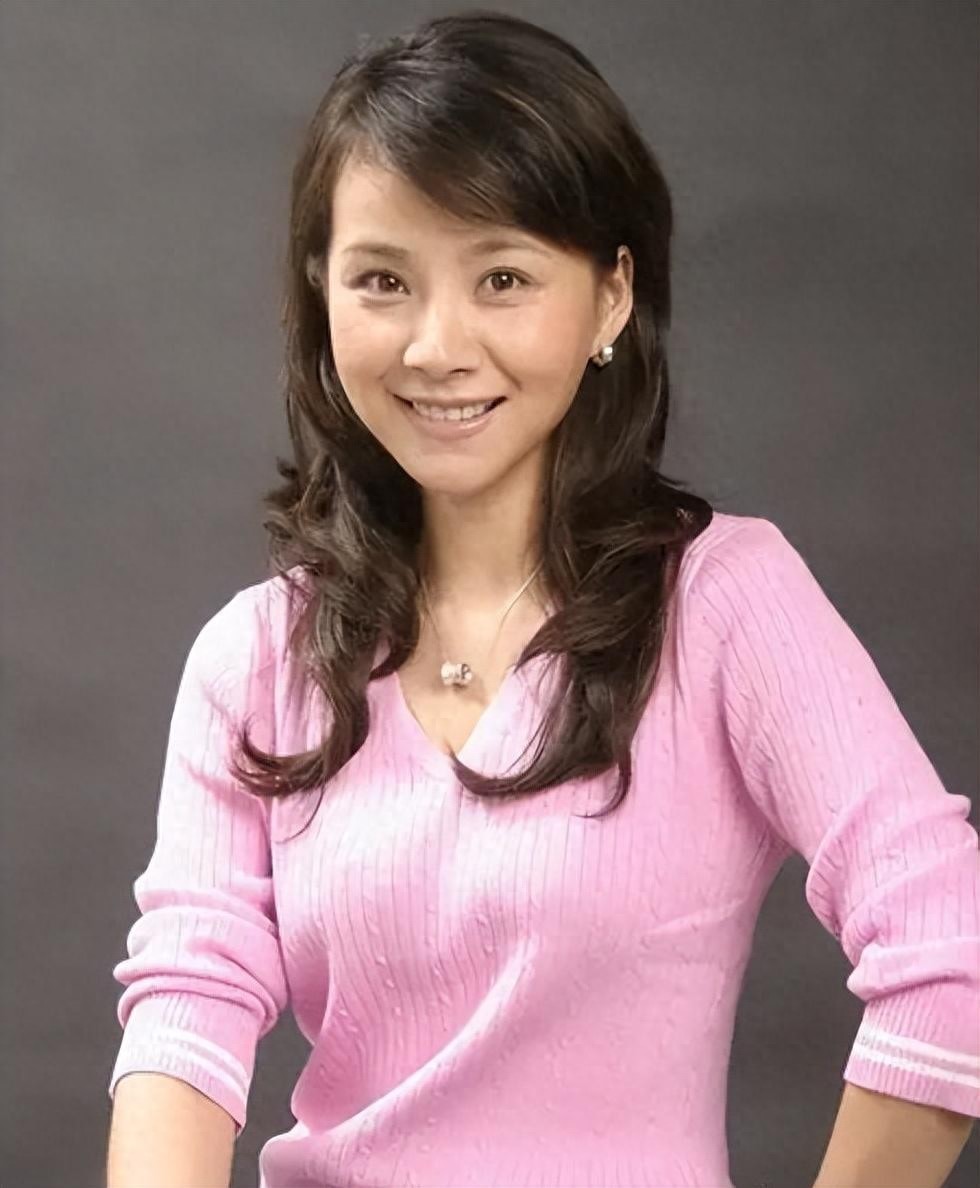 她13岁出道，大学和黄晓明是同学，嫁老师为妻，婆婆名字家喻户晓-第1张图片-旧杳电影网