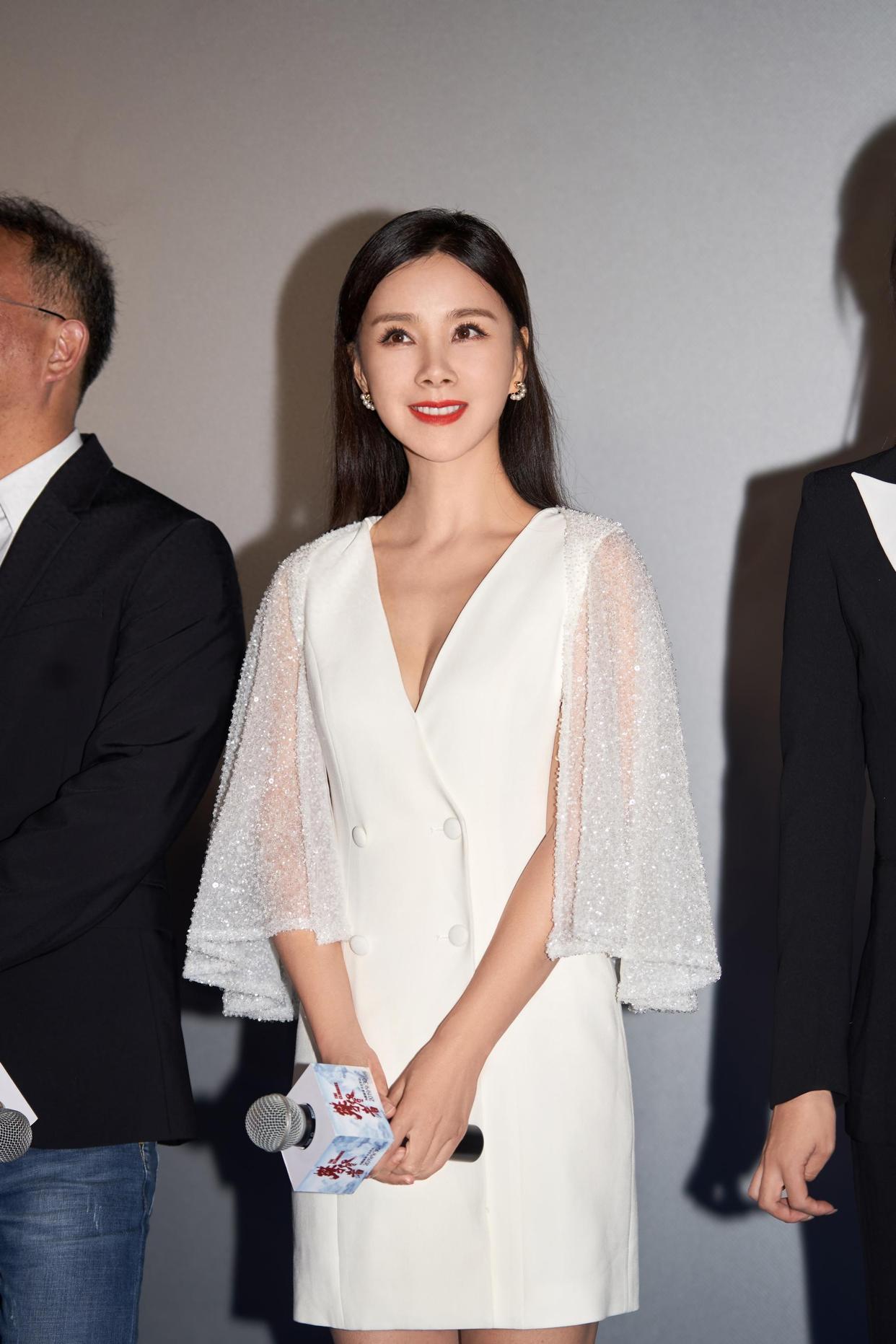 她13岁出道，大学和黄晓明是同学，嫁老师为妻，婆婆名字家喻户晓-第3张图片-旧杳电影网