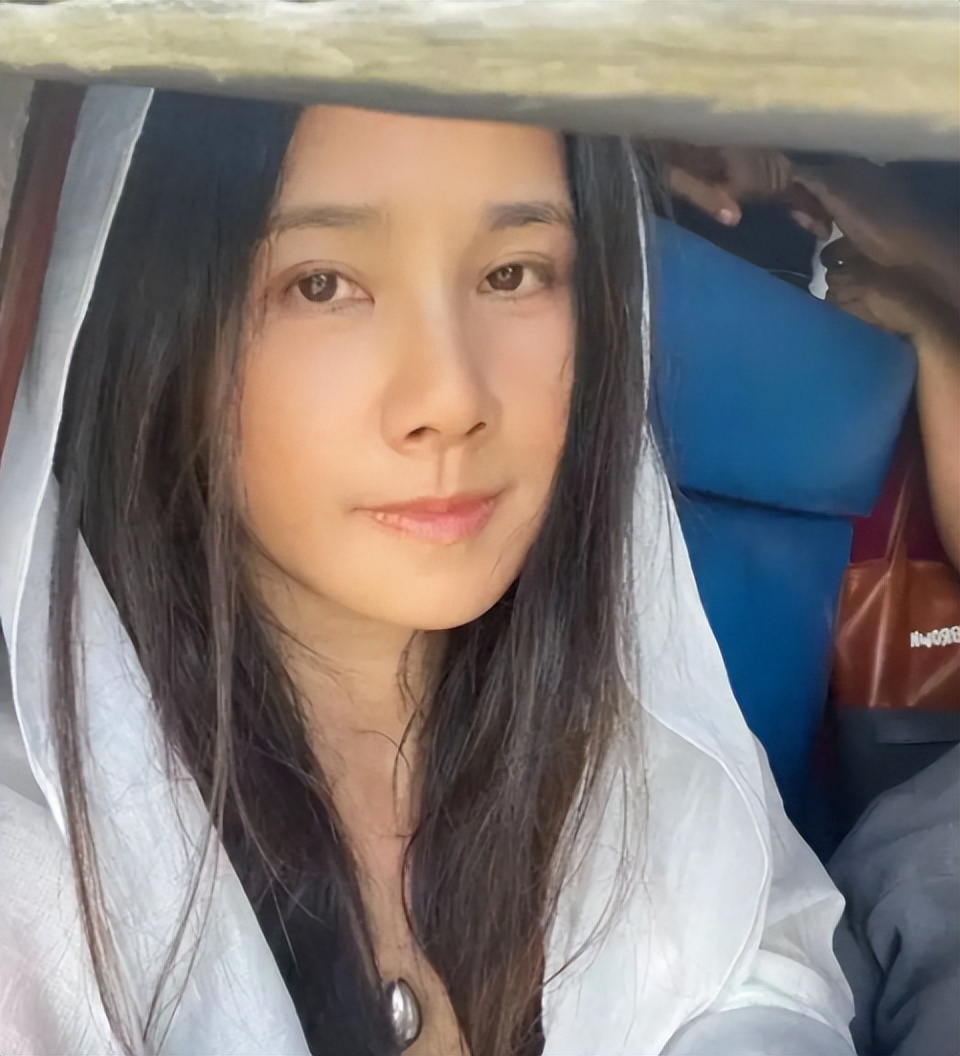 她13岁出道，大学和黄晓明是同学，嫁老师为妻，婆婆名字家喻户晓-第5张图片-旧杳电影网