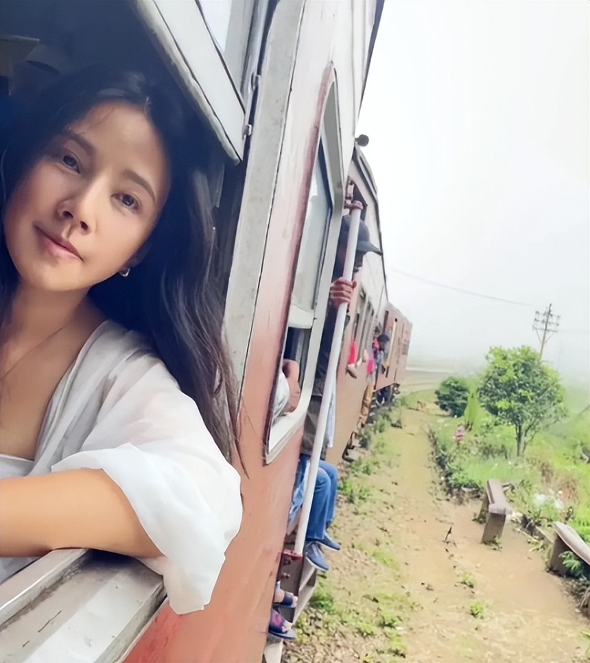 她13岁出道，大学和黄晓明是同学，嫁老师为妻，婆婆名字家喻户晓-第6张图片-旧杳电影网