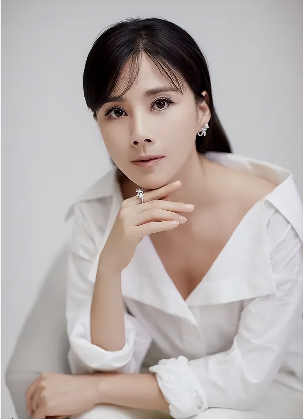 她13岁出道，大学和黄晓明是同学，嫁老师为妻，婆婆名字家喻户晓-第8张图片-旧杳电影网