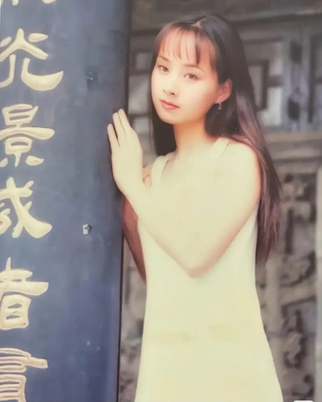 她13岁出道，大学和黄晓明是同学，嫁老师为妻，婆婆名字家喻户晓-第9张图片-旧杳电影网