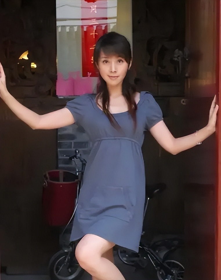 她13岁出道，大学和黄晓明是同学，嫁老师为妻，婆婆名字家喻户晓-第10张图片-旧杳电影网