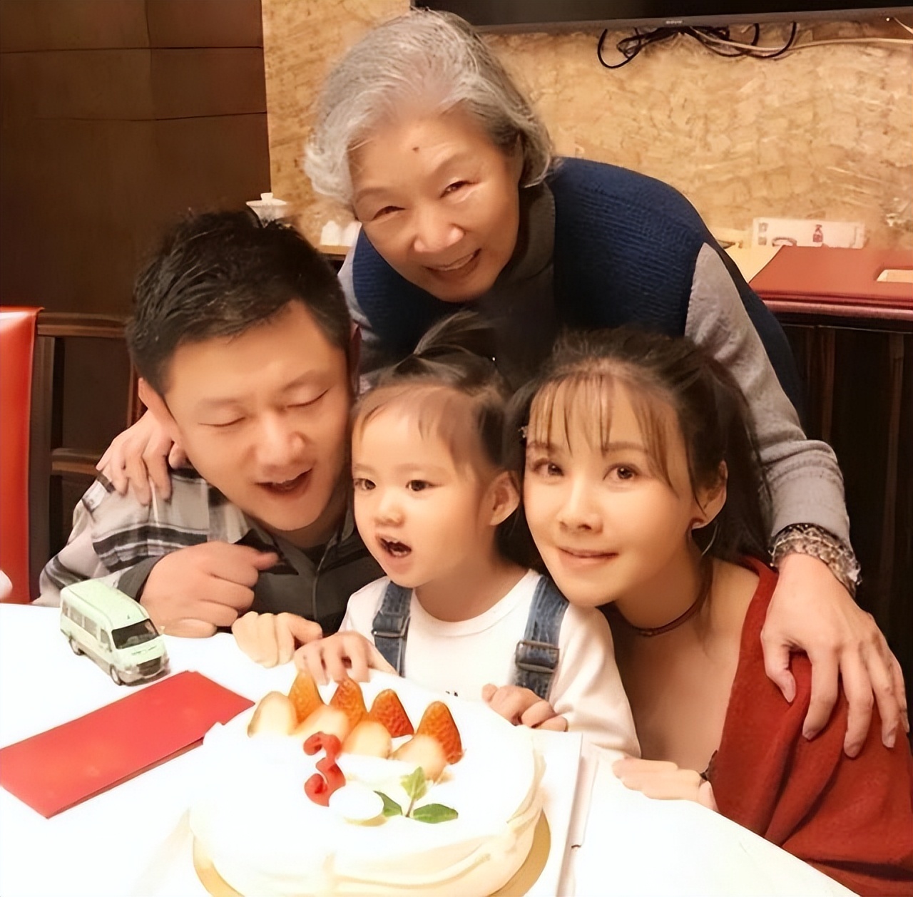 她13岁出道，大学和黄晓明是同学，嫁老师为妻，婆婆名字家喻户晓-第13张图片-旧杳电影网