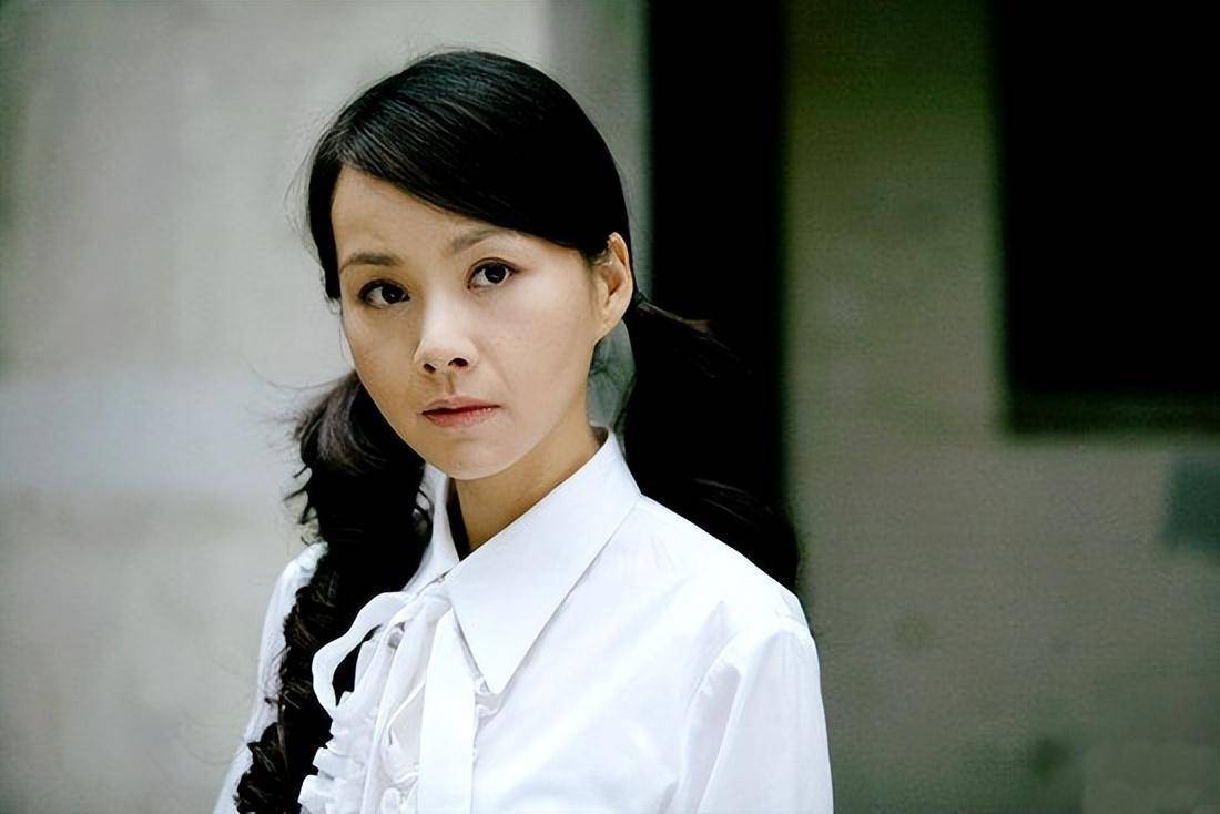 她13岁出道，大学和黄晓明是同学，嫁老师为妻，婆婆名字家喻户晓-第17张图片-旧杳电影网