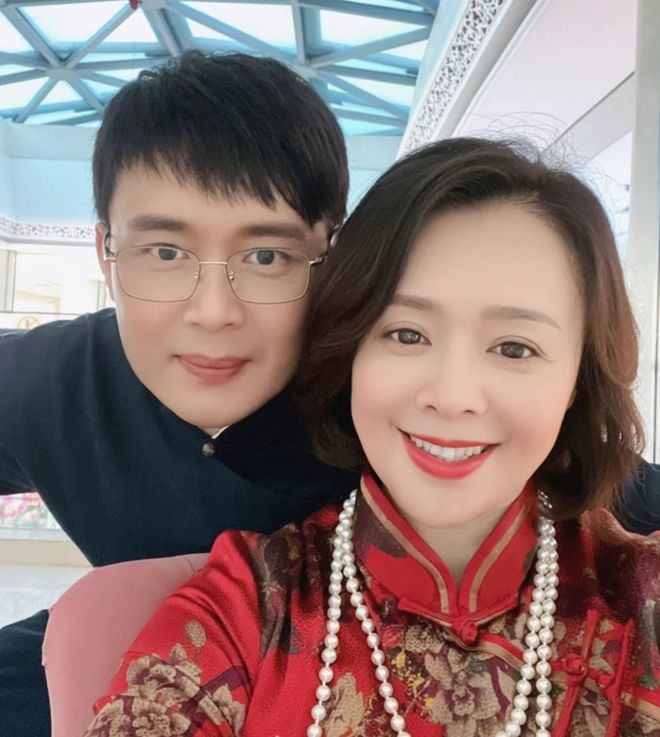 她13岁出道，大学和黄晓明是同学，嫁老师为妻，婆婆名字家喻户晓-第15张图片-旧杳电影网