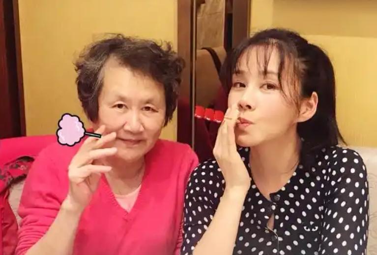 她13岁出道，大学和黄晓明是同学，嫁老师为妻，婆婆名字家喻户晓-第18张图片-旧杳电影网