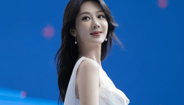 她是6岁被成龙抱上春晚的萌娃，也是14岁因为太丑被嘲讽退圈的童星，如今24岁的陆子艺美的惊人-第2张图片-旧杳电影网