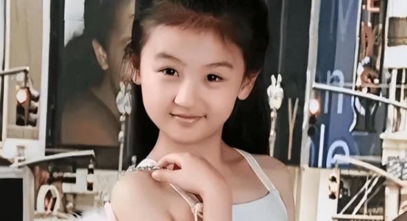 她是6岁被成龙抱上春晚的萌娃，也是14岁因为太丑被嘲讽退圈的童星，如今24岁的陆子艺美的惊人-第3张图片-旧杳电影网