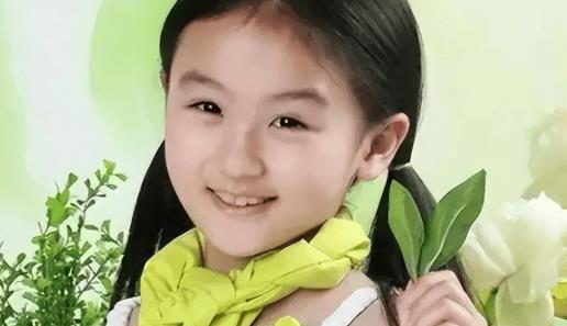 她是6岁被成龙抱上春晚的萌娃，也是14岁因为太丑被嘲讽退圈的童星，如今24岁的陆子艺美的惊人-第5张图片-旧杳电影网