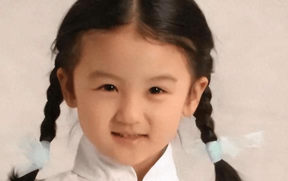 她是6岁被成龙抱上春晚的萌娃，也是14岁因为太丑被嘲讽退圈的童星，如今24岁的陆子艺美的惊人-第4张图片-旧杳电影网