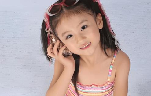 她是6岁被成龙抱上春晚的萌娃，也是14岁因为太丑被嘲讽退圈的童星，如今24岁的陆子艺美的惊人-第6张图片-旧杳电影网