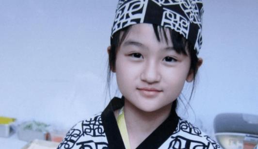 她是6岁被成龙抱上春晚的萌娃，也是14岁因为太丑被嘲讽退圈的童星，如今24岁的陆子艺美的惊人-第8张图片-旧杳电影网