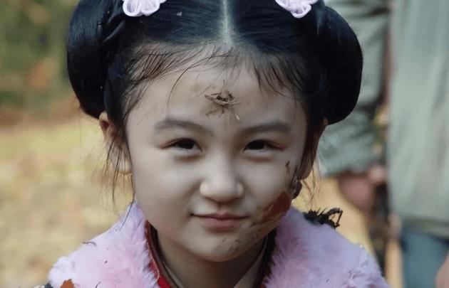 她是6岁被成龙抱上春晚的萌娃，也是14岁因为太丑被嘲讽退圈的童星，如今24岁的陆子艺美的惊人-第10张图片-旧杳电影网