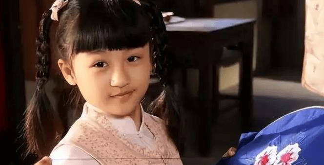 她是6岁被成龙抱上春晚的萌娃，也是14岁因为太丑被嘲讽退圈的童星，如今24岁的陆子艺美的惊人-第9张图片-旧杳电影网