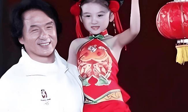 她是6岁被成龙抱上春晚的萌娃，也是14岁因为太丑被嘲讽退圈的童星，如今24岁的陆子艺美的惊人-第11张图片-旧杳电影网