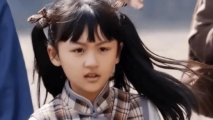 她是6岁被成龙抱上春晚的萌娃，也是14岁因为太丑被嘲讽退圈的童星，如今24岁的陆子艺美的惊人-第12张图片-旧杳电影网