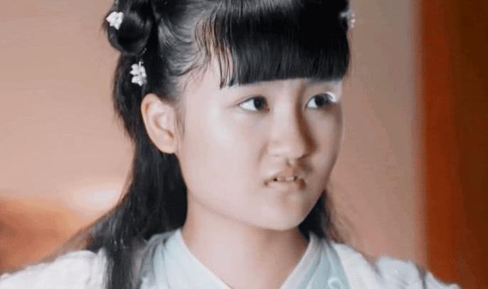 她是6岁被成龙抱上春晚的萌娃，也是14岁因为太丑被嘲讽退圈的童星，如今24岁的陆子艺美的惊人-第14张图片-旧杳电影网