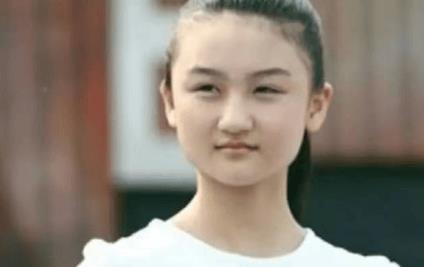 她是6岁被成龙抱上春晚的萌娃，也是14岁因为太丑被嘲讽退圈的童星，如今24岁的陆子艺美的惊人-第16张图片-旧杳电影网