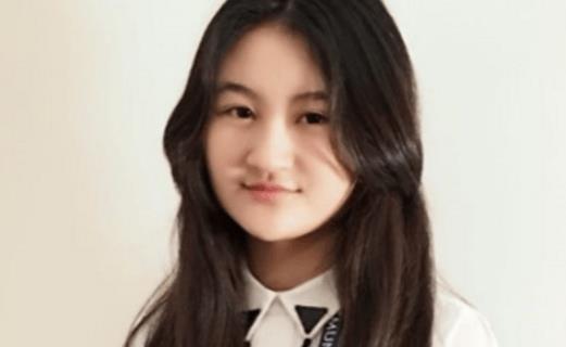 她是6岁被成龙抱上春晚的萌娃，也是14岁因为太丑被嘲讽退圈的童星，如今24岁的陆子艺美的惊人-第19张图片-旧杳电影网