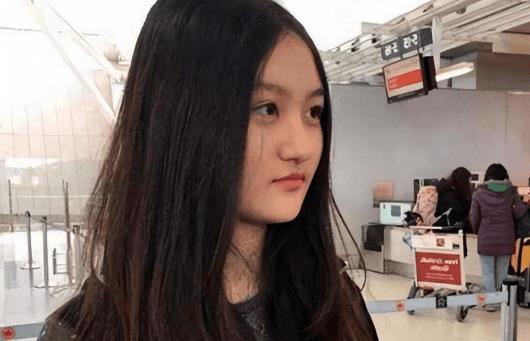 她是6岁被成龙抱上春晚的萌娃，也是14岁因为太丑被嘲讽退圈的童星，如今24岁的陆子艺美的惊人-第18张图片-旧杳电影网