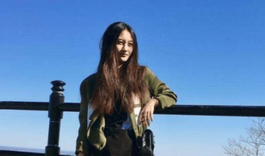 她是6岁被成龙抱上春晚的萌娃，也是14岁因为太丑被嘲讽退圈的童星，如今24岁的陆子艺美的惊人-第21张图片-旧杳电影网