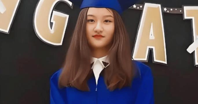 她是6岁被成龙抱上春晚的萌娃，也是14岁因为太丑被嘲讽退圈的童星，如今24岁的陆子艺美的惊人-第20张图片-旧杳电影网